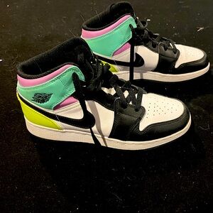 Air Jordan Retro Ones (also fits size 8.5 woman)